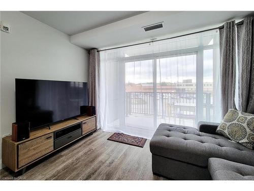 217-1 Redfern Avenue, Hamilton, ON - Indoor Photo Showing Living Room