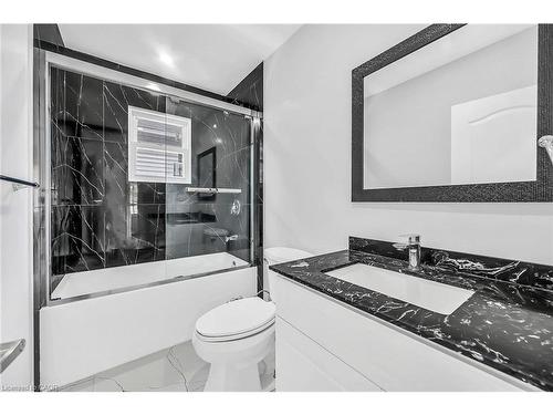 220 Grenfell Street, Hamilton, ON - Indoor Photo Showing Bathroom