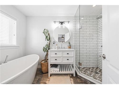 8 Matteo Trail, Hamilton, ON - Indoor Photo Showing Bathroom