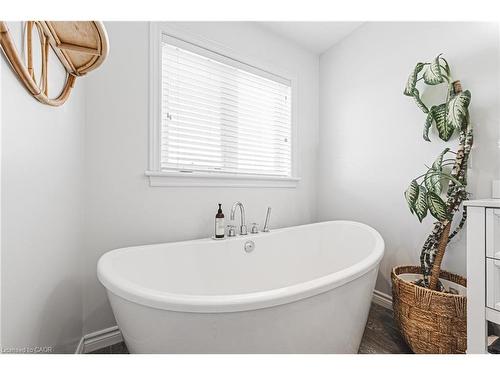 8 Matteo Trail, Hamilton, ON - Indoor Photo Showing Bathroom