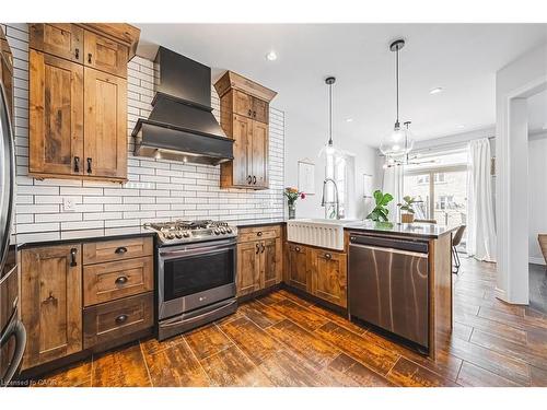 8 Matteo Trail, Hamilton, ON - Indoor Photo Showing Kitchen With Upgraded Kitchen