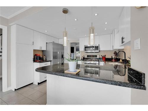 10 Edgewater Drive, Stoney Creek, ON - Indoor Photo Showing Kitchen With Upgraded Kitchen