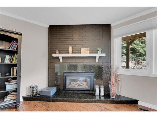 10 Edgewater Drive, Stoney Creek, ON - Indoor Photo Showing Living Room With Fireplace