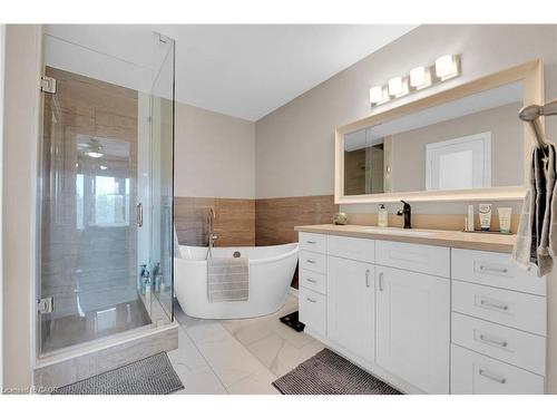 10 Edgewater Drive, Stoney Creek, ON - Indoor Photo Showing Bathroom