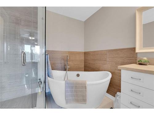 10 Edgewater Drive, Stoney Creek, ON - Indoor Photo Showing Bathroom