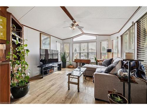 13 Spruce-4449 Milburough Line, Burlington, ON - Indoor Photo Showing Living Room