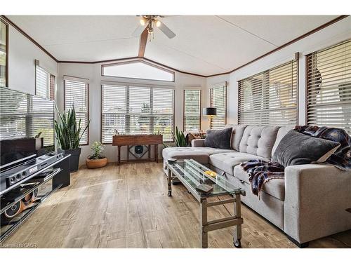 13 Spruce-4449 Milburough Line, Burlington, ON - Indoor Photo Showing Living Room