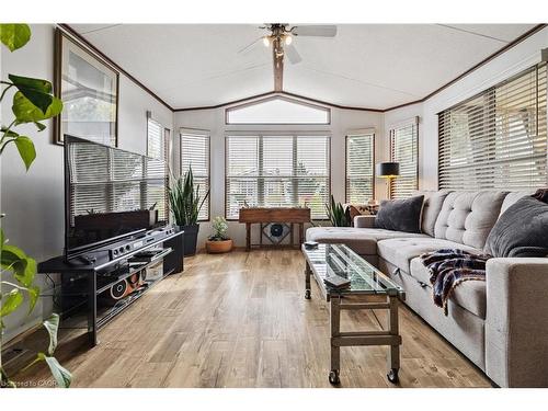 13 Spruce-4449 Milburough Line, Burlington, ON - Indoor Photo Showing Living Room