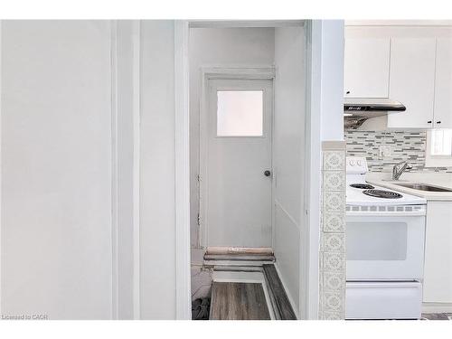 2-26 Barton Street W, Hamilton, ON - Indoor Photo Showing Kitchen