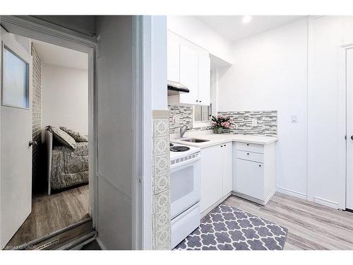 2-26 Barton Street W, Hamilton, ON - Indoor Photo Showing Kitchen
