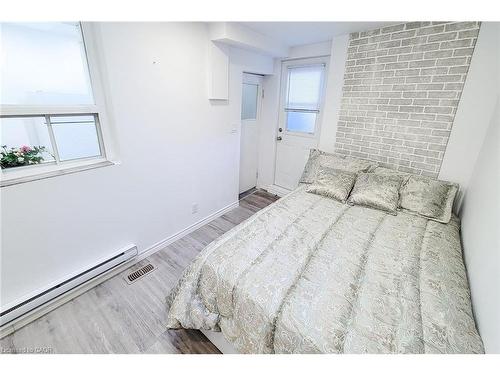 2-26 Barton Street W, Hamilton, ON - Indoor Photo Showing Bedroom
