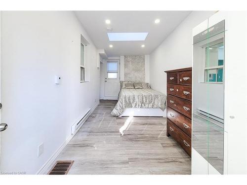 2-26 Barton Street W, Hamilton, ON - Indoor Photo Showing Bedroom
