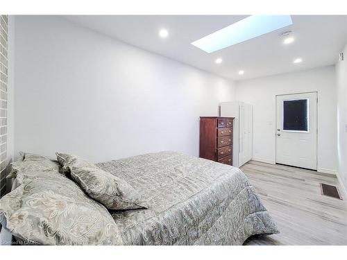 2-26 Barton Street W, Hamilton, ON - Indoor Photo Showing Bedroom