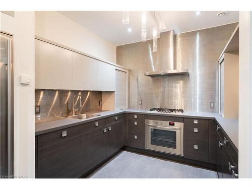 1540 Watersedge Road, Mississauga, ON - Indoor Photo Showing Kitchen
