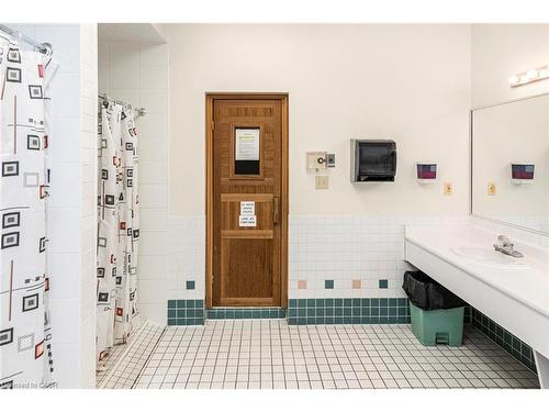 404-495 Highway 8, Stoney Creek, ON - Indoor Photo Showing Bathroom