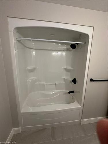 39-40 Walker Road, Ingersoll, ON - Indoor Photo Showing Bathroom