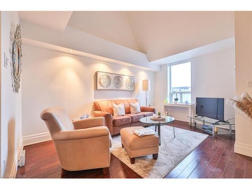404-185 Robinson Street, Oakville, ON - Indoor Photo Showing Living Room
