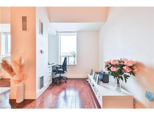 404-185 Robinson Street, Oakville, ON - Indoor