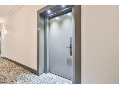 404-185 Robinson Street, Oakville, ON - Indoor