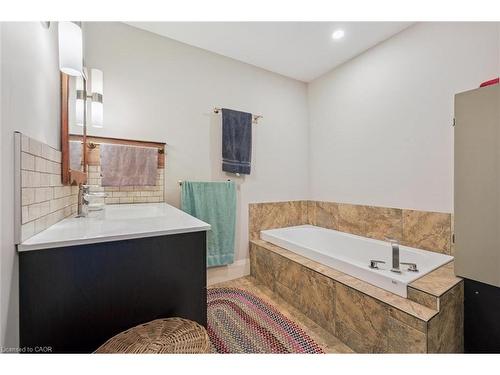 8060 Wellington Rd 18, Fergus, ON - Indoor Photo Showing Bathroom