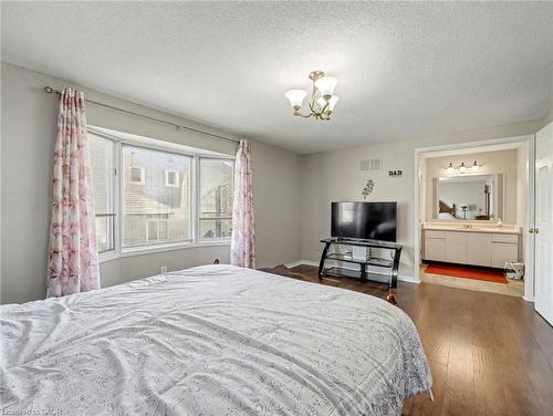 635 Rexford Drive, Hamilton, ON - Indoor Photo Showing Bedroom
