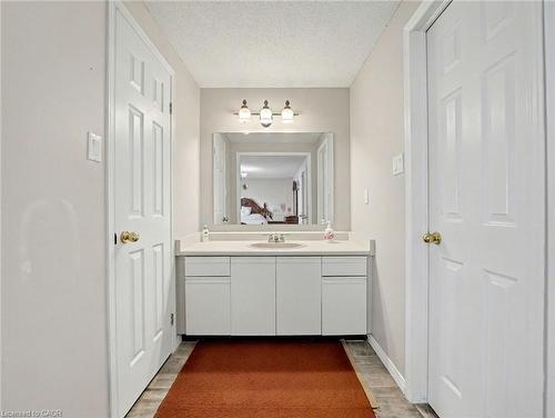 635 Rexford Drive, Hamilton, ON - Indoor Photo Showing Bathroom