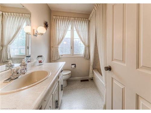 65 Trailview Drive, Kitchener, ON - Indoor Photo Showing Bathroom