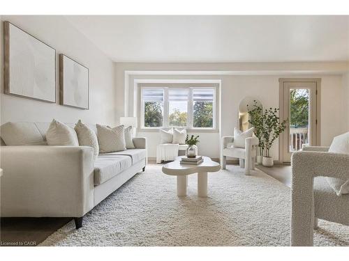 27-89 Woolwich Street, Waterloo, ON - Indoor Photo Showing Living Room