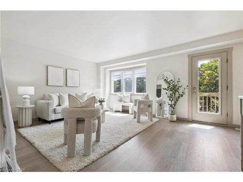 27-89 Woolwich Street, Waterloo, ON - Indoor Photo Showing Living Room