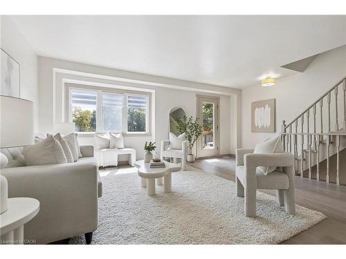 27-89 Woolwich Street, Waterloo, ON - Indoor Photo Showing Living Room
