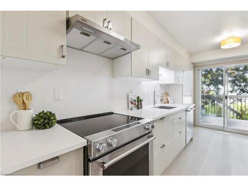 27-89 Woolwich Street, Waterloo, ON - Indoor Photo Showing Kitchen With Upgraded Kitchen