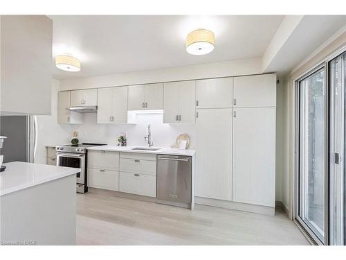 27-89 Woolwich Street, Waterloo, ON - Indoor Photo Showing Kitchen With Upgraded Kitchen