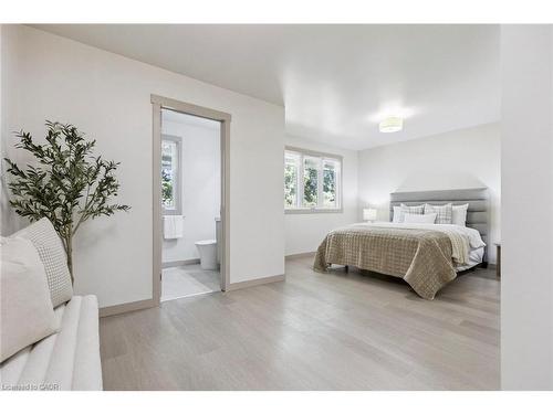 27-89 Woolwich Street, Waterloo, ON - Indoor Photo Showing Bedroom