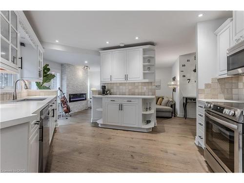 3246 Folkway Drive, Burlington, ON - Indoor Photo Showing Kitchen With Upgraded Kitchen