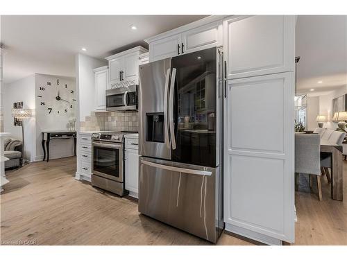 3246 Folkway Drive, Burlington, ON - Indoor Photo Showing Kitchen With Upgraded Kitchen