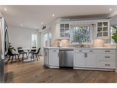 3246 Folkway Drive, Burlington, ON - Indoor Photo Showing Kitchen With Upgraded Kitchen