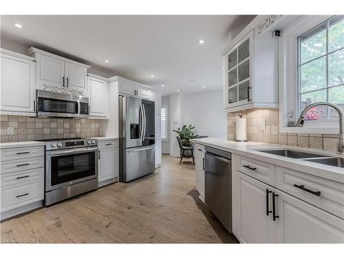 3246 Folkway Drive, Burlington, ON - Indoor Photo Showing Kitchen With Double Sink With Upgraded Kitchen
