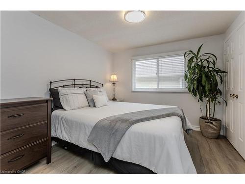 3246 Folkway Drive, Burlington, ON - Indoor Photo Showing Bedroom
