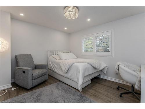 3246 Folkway Drive, Burlington, ON - Indoor Photo Showing Bedroom