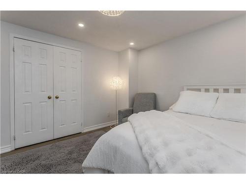 3246 Folkway Drive, Burlington, ON - Indoor Photo Showing Bedroom