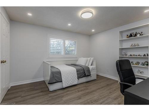 3246 Folkway Drive, Burlington, ON - Indoor Photo Showing Bedroom