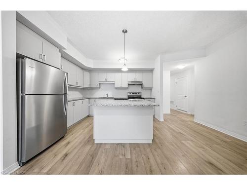 D64-25 Isherwood Avenue, Cambridge, ON - Indoor Photo Showing Kitchen