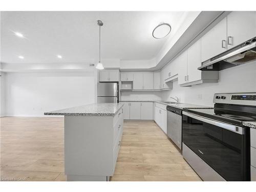 D64-25 Isherwood Avenue, Cambridge, ON - Indoor Photo Showing Kitchen With Upgraded Kitchen