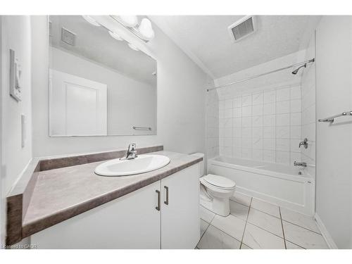 D64-25 Isherwood Avenue, Cambridge, ON - Indoor Photo Showing Bathroom