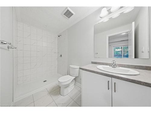 D64-25 Isherwood Avenue, Cambridge, ON - Indoor Photo Showing Bathroom