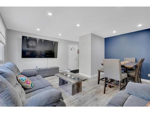 168 Silver Aspen Crescent, Kitchener, ON - Indoor Photo Showing Living Room