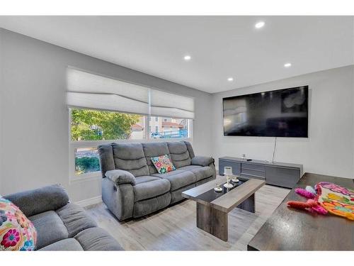 168 Silver Aspen Crescent, Kitchener, ON - Indoor Photo Showing Living Room