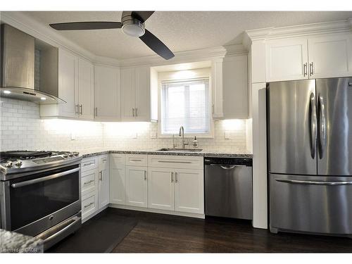 35 Haddaway Court, Cambridge, ON - Indoor Photo Showing Kitchen With Upgraded Kitchen