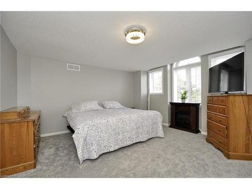 35 Haddaway Court, Cambridge, ON - Indoor Photo Showing Bedroom