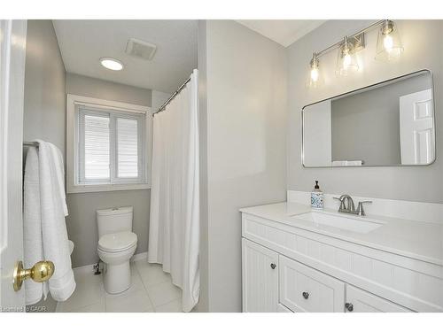 35 Haddaway Court, Cambridge, ON - Indoor Photo Showing Bathroom